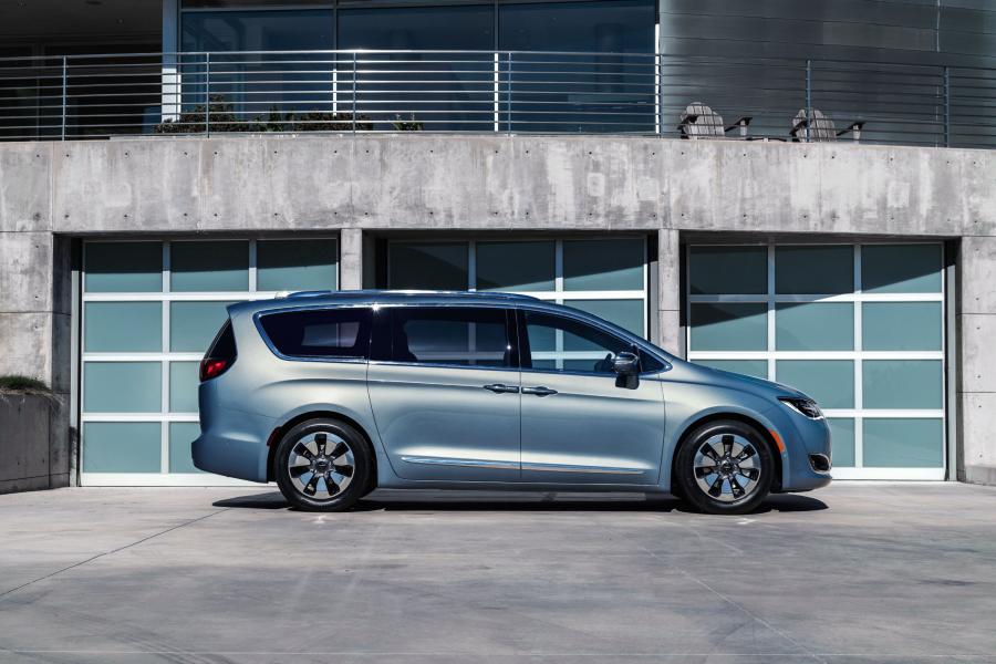  Chrysler Pacifica Hybrid Limited (RU) 2016 года  (фото 8 из 40)